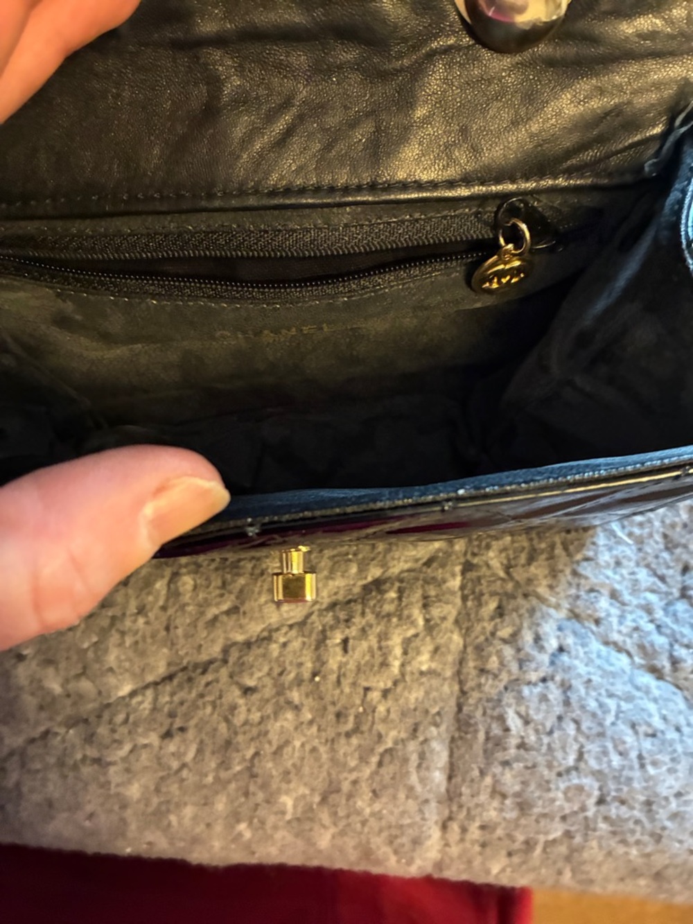 CHANEL Diana Black Patent Quilted Shoulder Bag with Gold Chain⭐️ - Picture 4 of 6